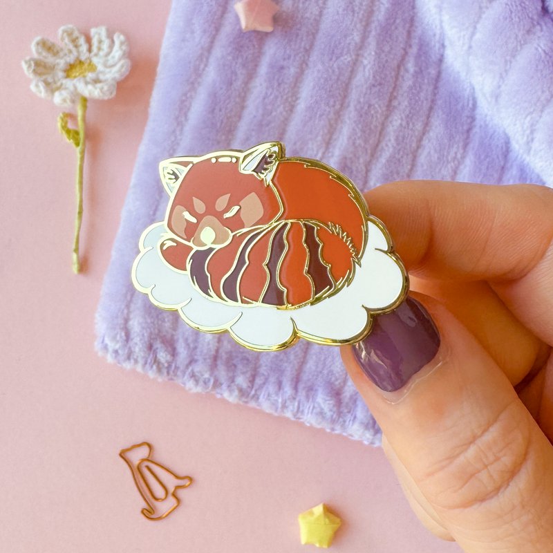 Épingle de panda roux | Panda roux rêveur | Plaqué or | Épingle en émail dur | Broche Broche