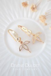 "Fiorire" | Orecchini a gancio con petali di fiori in CZ 24K