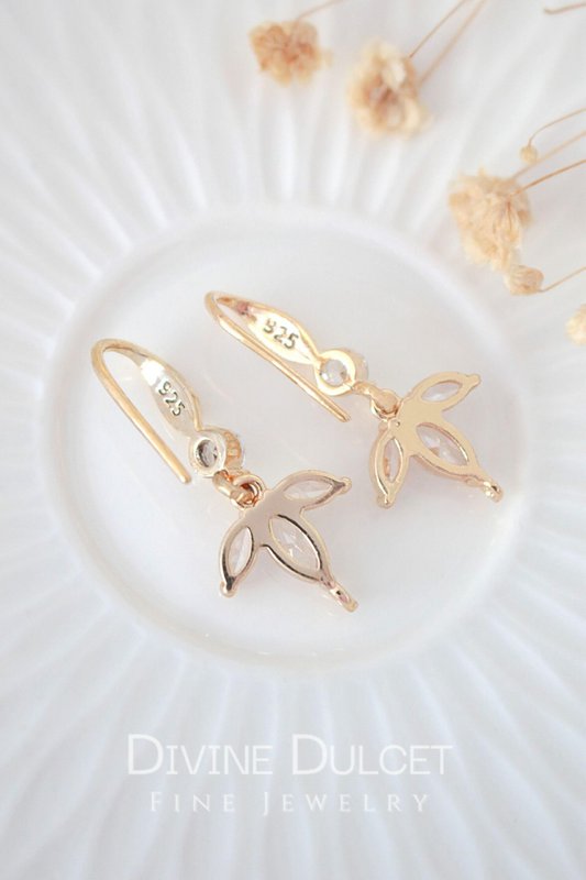 "Fiorire" | Orecchini a gancio con petali di fiori in CZ 24K