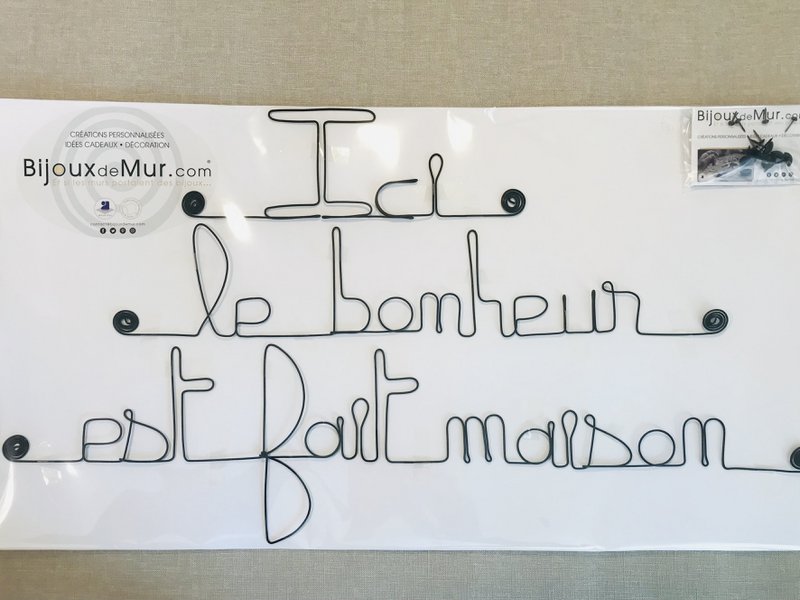 Wanddekoration aus Metall mit Zitat „Hier ist das Glück selbstgemacht“ – zum Anstecken – Wandschmuck
