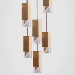 Lampe/Un lustre en laiton à 6 lumières