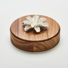 Akazienholzbox mit Porzellanblume – 15 cm – TIARI
