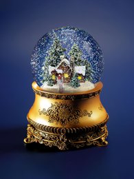 "Lille hus i skoven" julemusikalsk snekugle, glas, med lys og automatisk snestorm