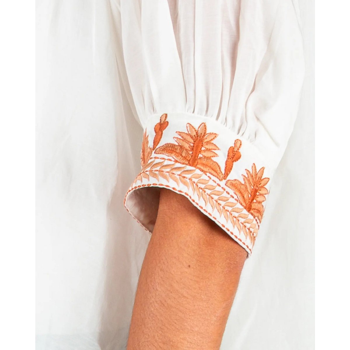 La blouse femme en voile de coton brodée Blanc et Orange – Taille unique