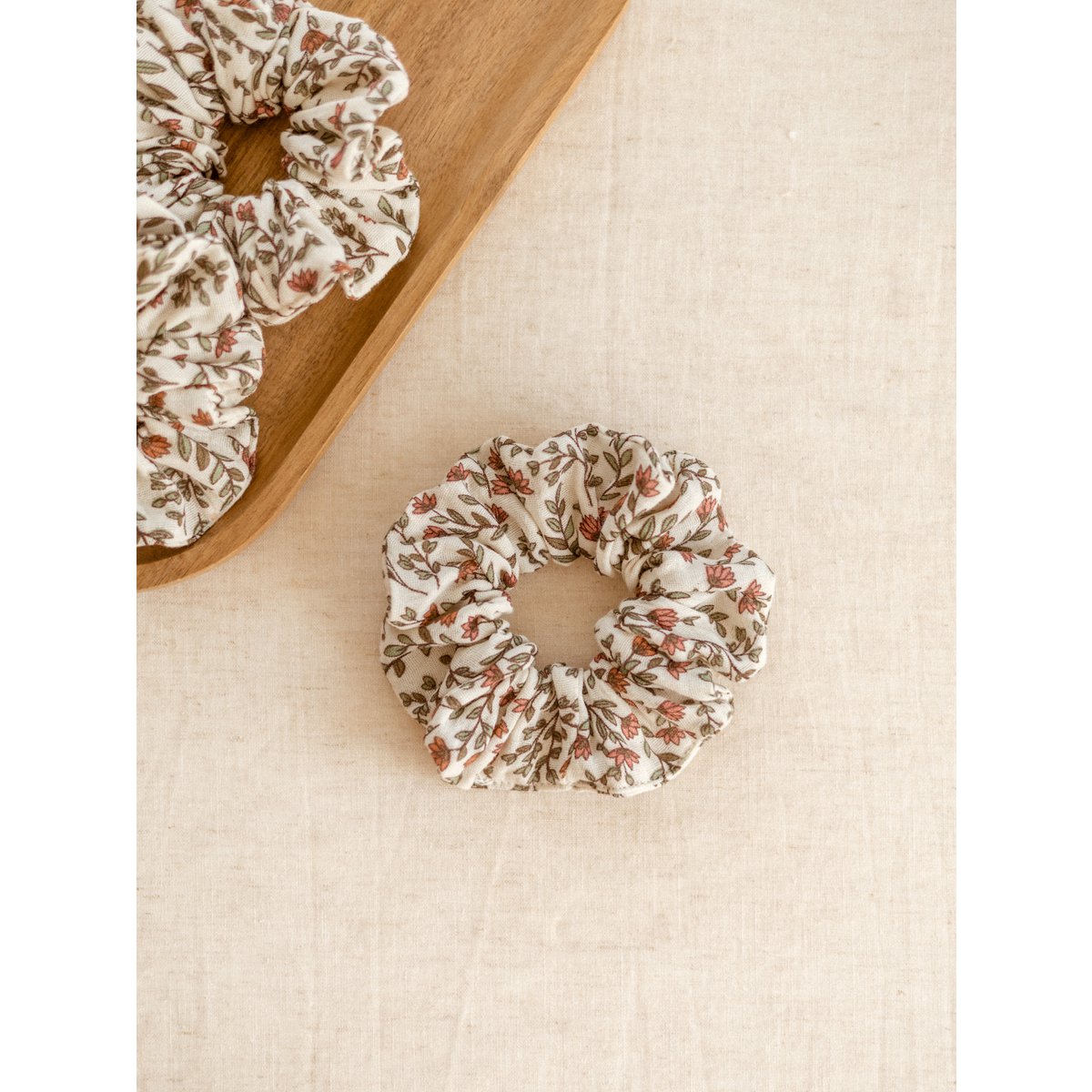 Breites Scrunchie / Olive + Terrakotta Blütenblätter
