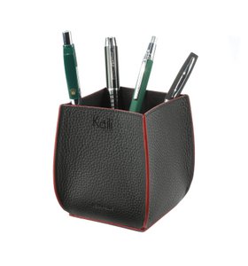 K0032AB | Bureaupenhouder van echt leer, volnerf, dollargrain. Zwarte kleur met rode randen. Afmetingen: 8,5 x 8,5 x 12 cm Verpakking: Geschenkdoos onder/deksel