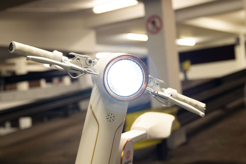 Der offizielle exklusive Cruzaa E-Scooter Racing White