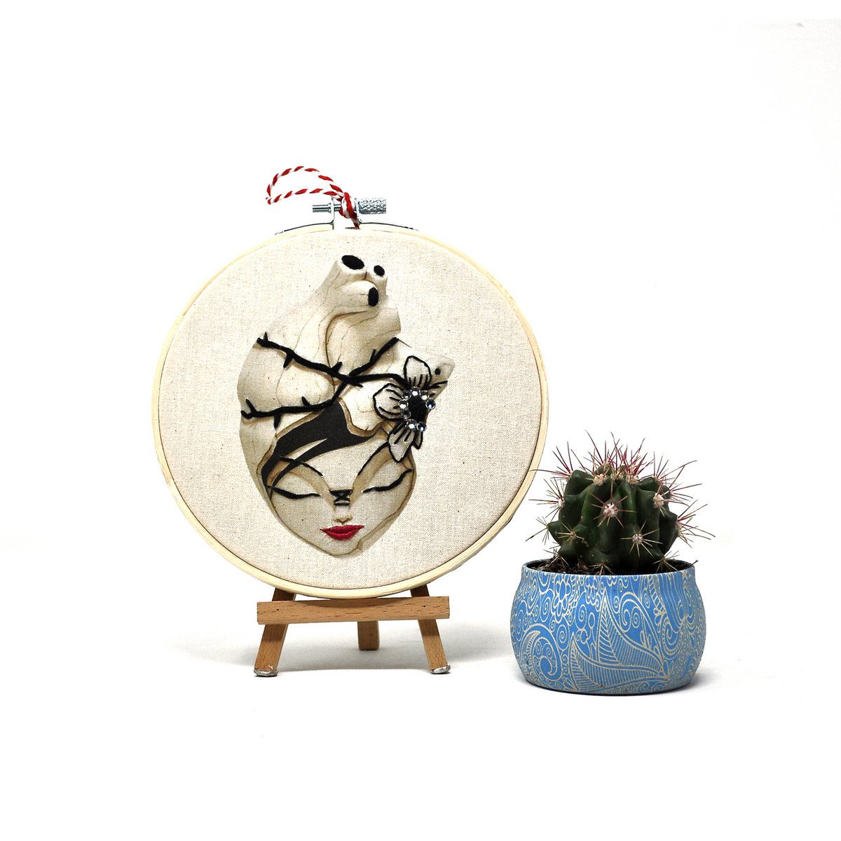 Arte da parete con telaio da ricamo fatto a mano - Cuore anatomico - Decorazione da parete in tessuto 15 cm - Regalo di San Valentino