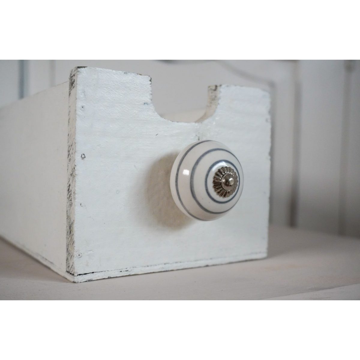 White furniture knob with grey stripes 4 cm Isabelle Rose
