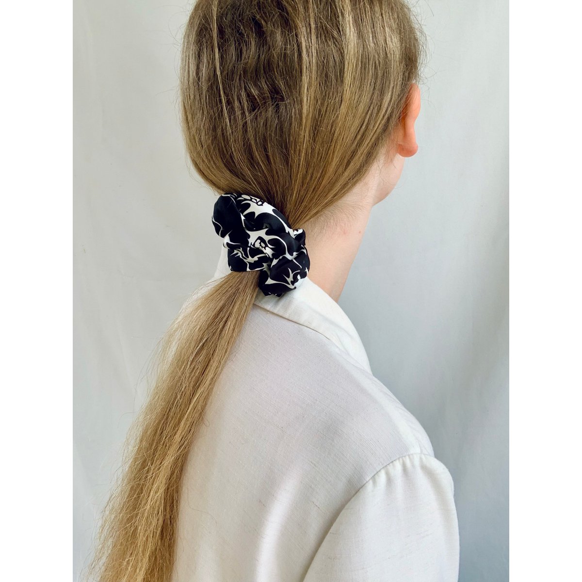 Scrunchie - Black/White Flowers - Recycelt