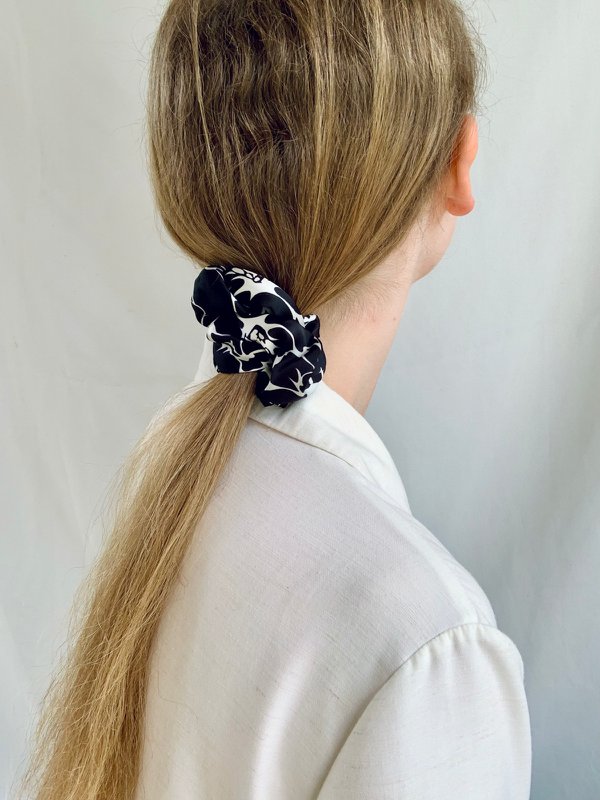 Scrunchie - Black/White Flowers - Recycelt