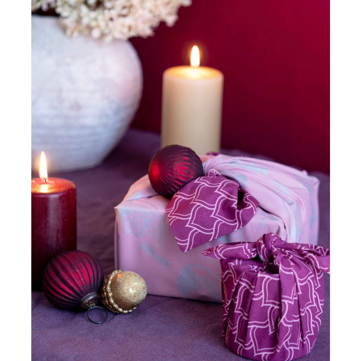 Furoshiki Cadeauverpakking Blush Whales & Maroon Arches Stof Cadeauverpakking - Dubbelzijdig (omkeerbaar)