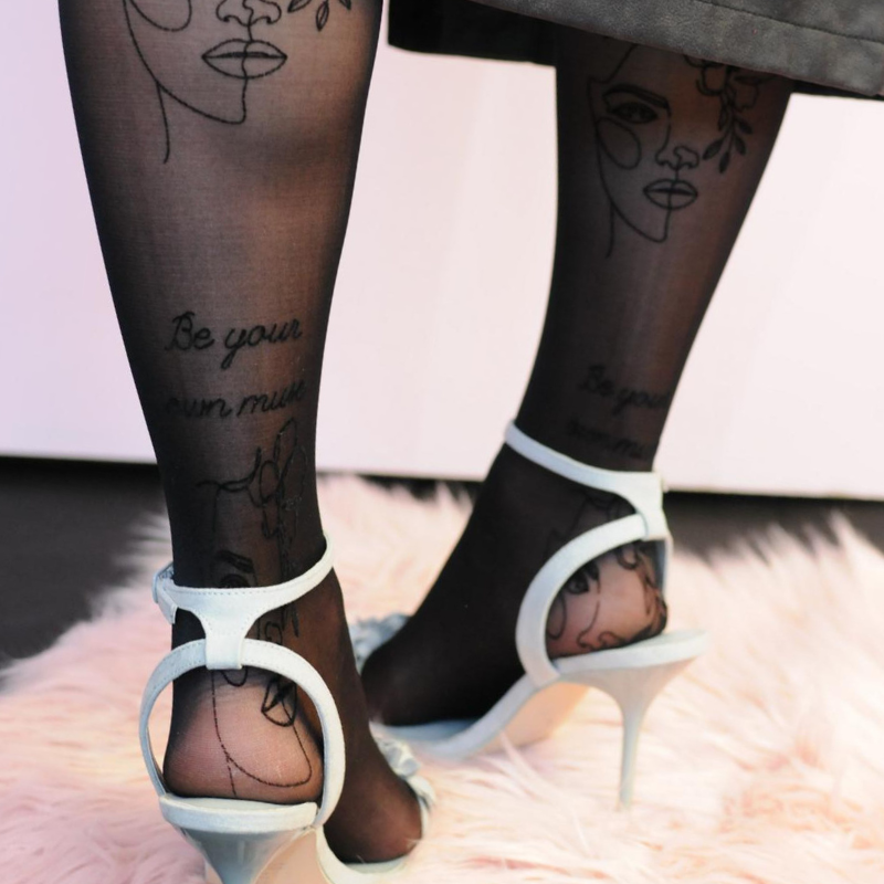 1 par %23StatementTights BE YOUR OWN MUSE Medias negras "Message on Tights" con cara 40 DEN Arte "One Line"