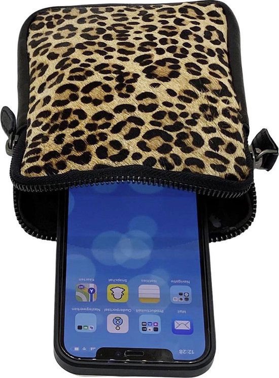 Lædertelefonpose Ladies Black With Tiger Print - Stilfuld taske lavet af ægte læder med justerbar skulderrem, ideel til at bære din telefon.