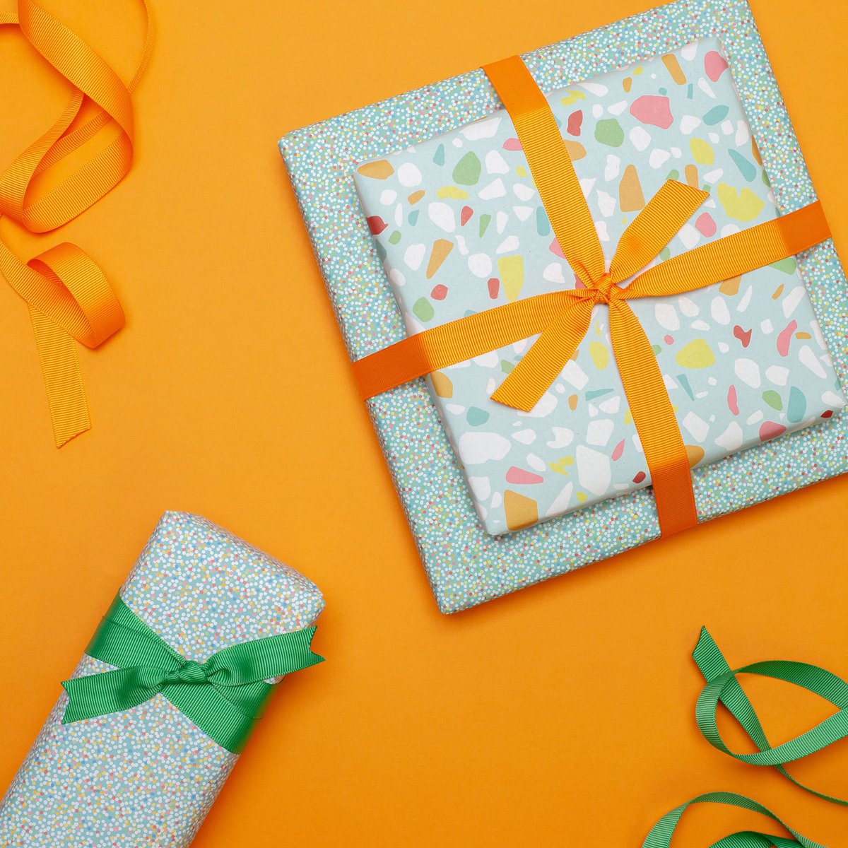 Buntes Geschenkpapier türkis mit Terrazzo Muster, Kinder Geschenke verpacken zum Kindergeburtstag, zur Einschulung oder zur Geburt