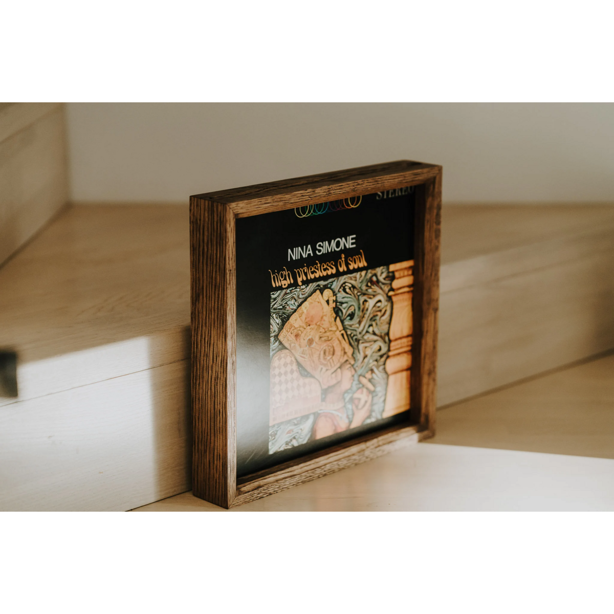 Frame di quercia artigianale per display di album in vinile, arredamento musicale elegante e regalo ideale per gli appassionati