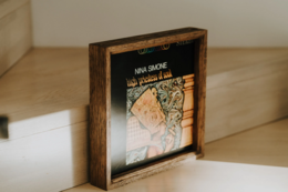 Frame di quercia artigianale per display di album in vinile, arredamento musicale elegante e regalo ideale per gli appassionati