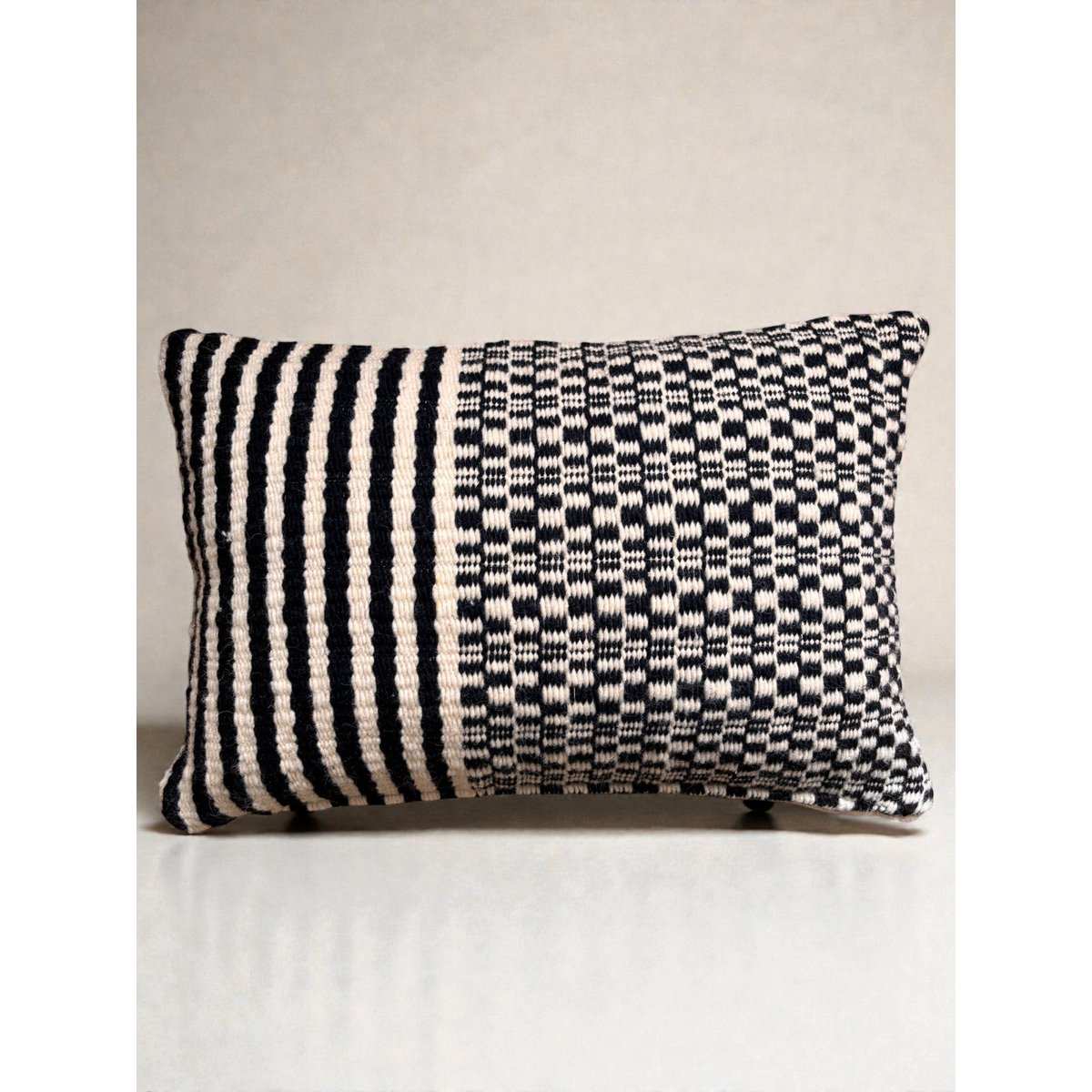 Heritage Line kussen - zwart - 40 x 60 cm