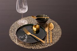 Round gold-colored placemat with a diameter of 38 cm, available in gold and silver variants.