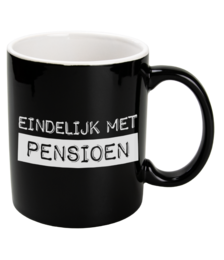 Black and white ceramic mug with the text "EINDELIJK MET PENSIOEN" (Finally retired) printed on it.