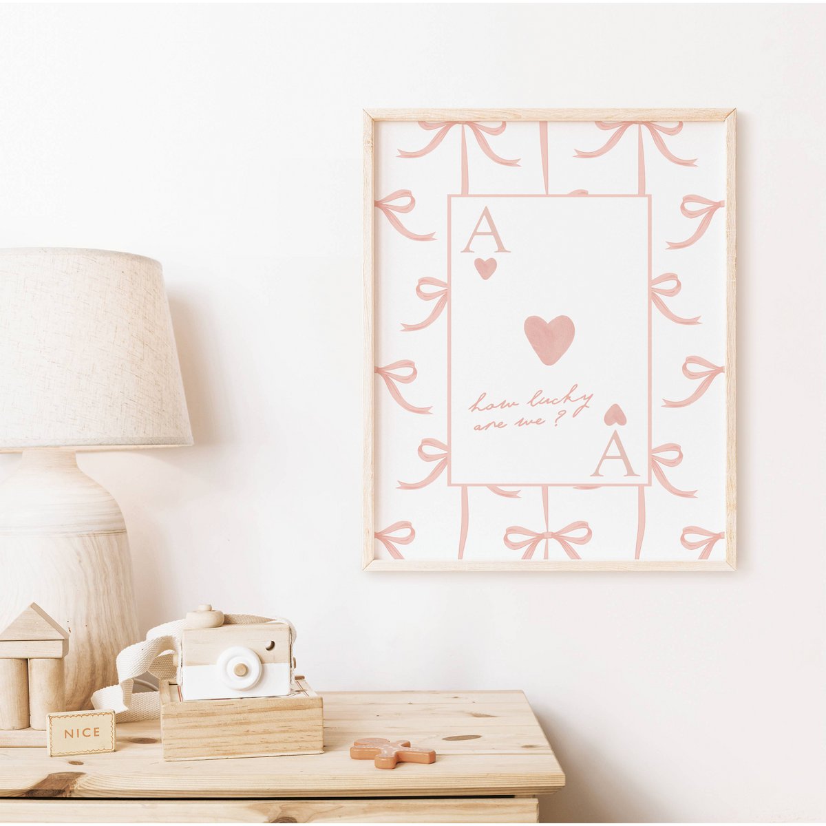 Wie viel Glück haben wir? Pink Bow Poster, Mädchenzimmerplakat, Mädchen Zitatplakat, Mädchenzimmerabdruck, Coquette -Mädchen Kindergarten, Mädchenzimmerdekoration