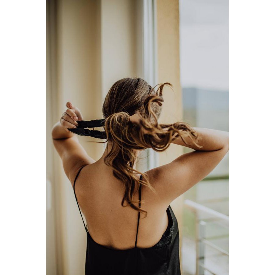 Jedwabna Scrunchie w rozmiarze L, czarna