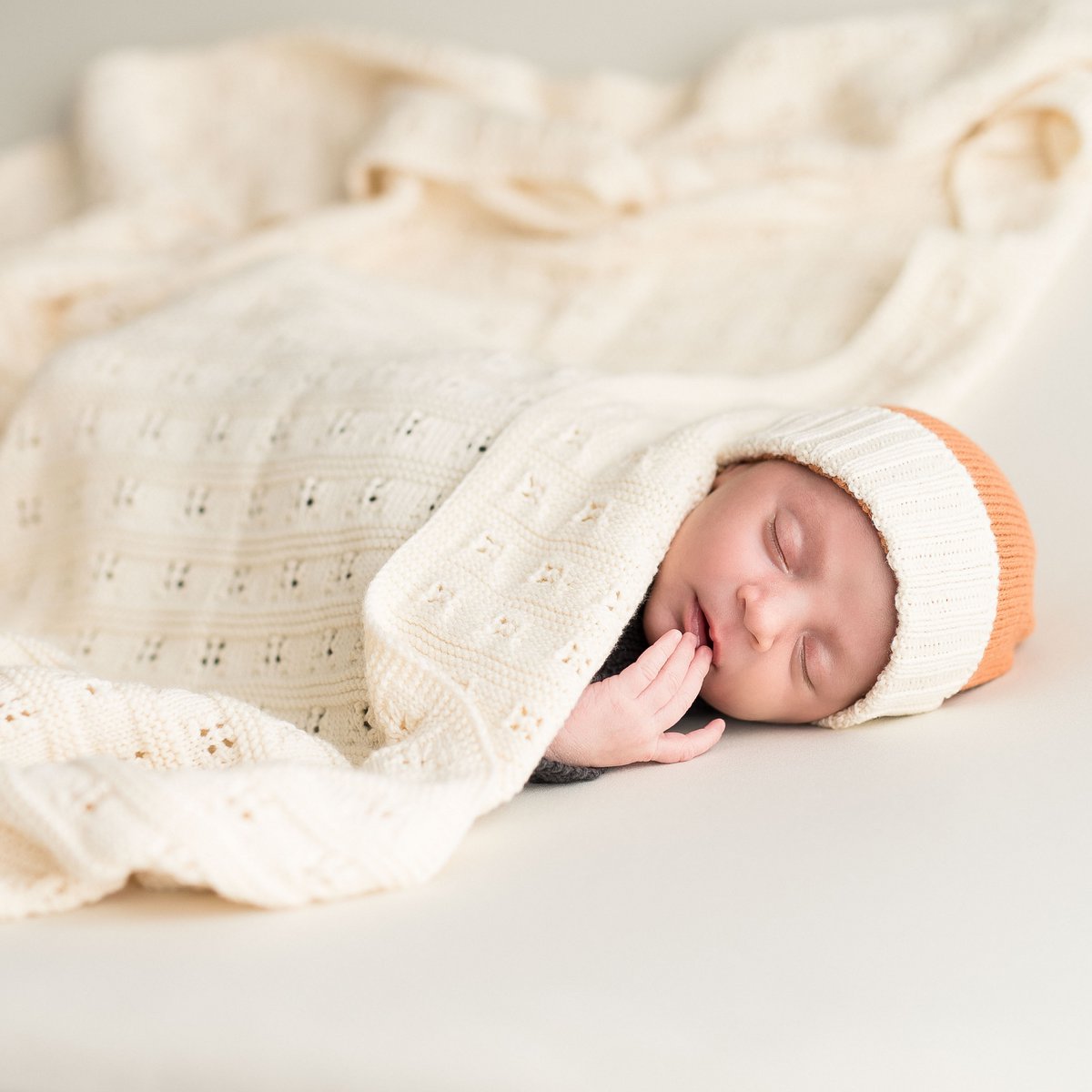Durchbrochene Babydecke in Ecru