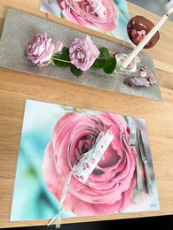 Artipics Tovagliette Rosa Rosa Confezione da 4 Tovagliette Tovagliette in Plastica Pulibili Ciascuno 42 x 30 cm Tovagliette Fiori Decorazione della Tavola per Cucina/Zona da Pranzo/Ospiti/Interni/Esterni
