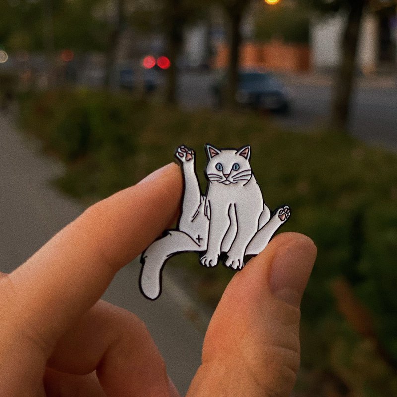 Enamel Pin "Sitting Cat"