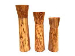 Handcrafted olive wood salt and pepper mill set in 3 sizes: small (17cm), medium (19cm), and large (23cm). Features natural wood grain texture.