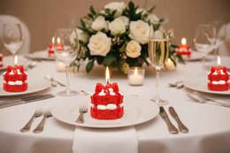 LAVURI® RED Velvet Strawberry cake with whipped cream and fruit as a topping on a red, fluffy cake base – a gourmet dessert candle made from 100% soy wax