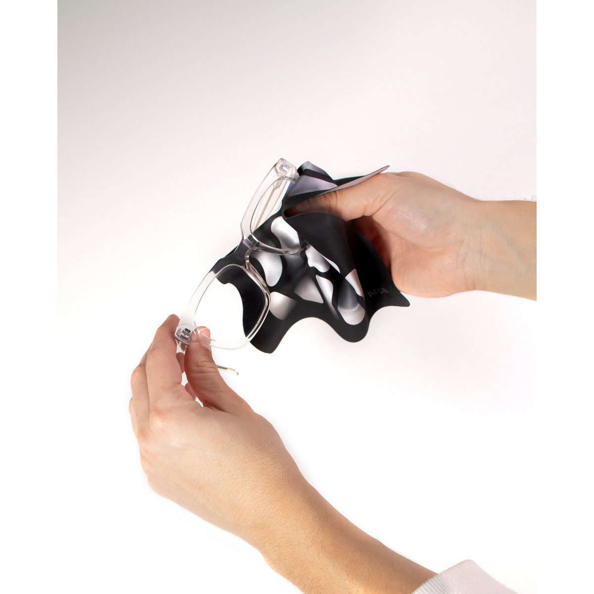 Emballer des chiffons de nettoyage noir et blanc