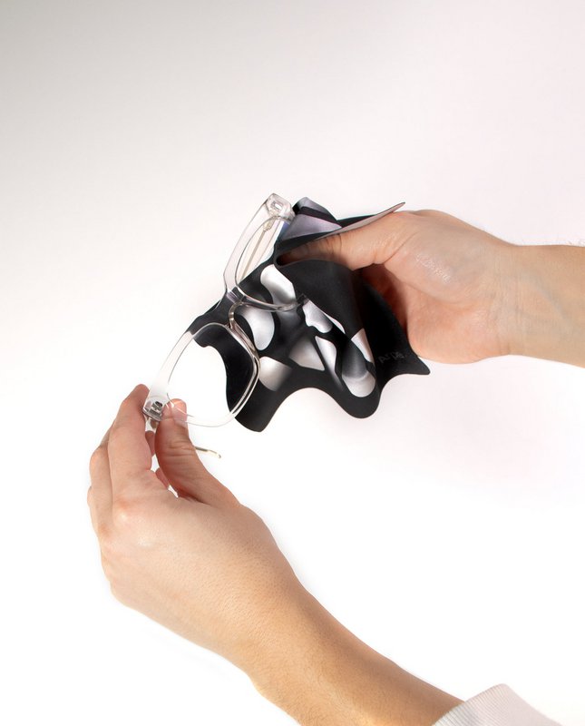 Emballer des chiffons de nettoyage noir et blanc