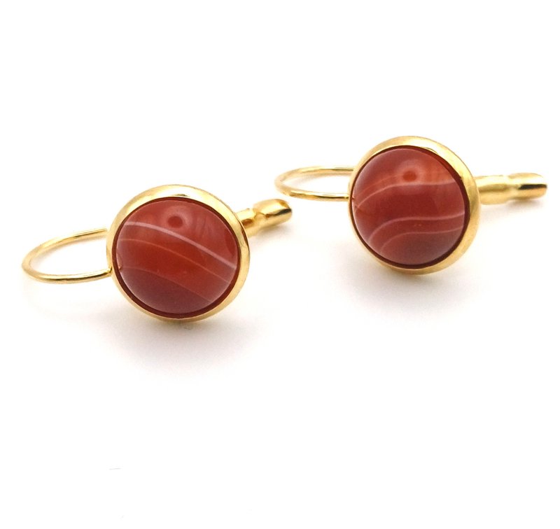 Leverback stainless steel earring with 10 mm cabochon