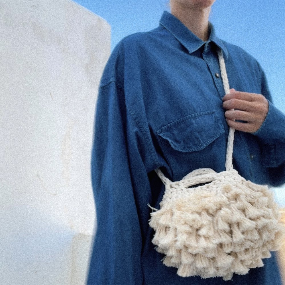 "Pebble Tassel" haakkoppeling met crossbody -band beige