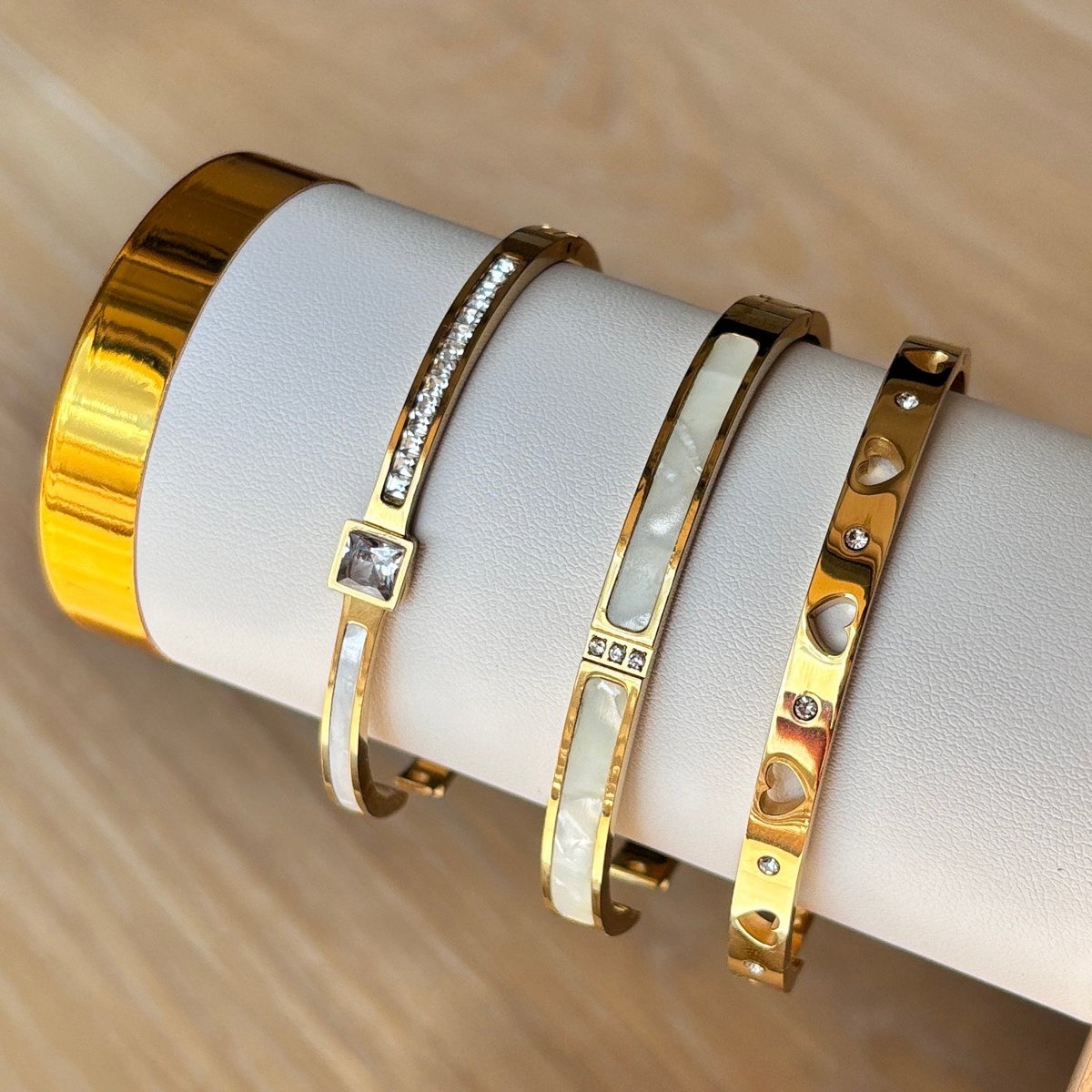 MOTHER OF PEARL - Rigid shell bracelet
