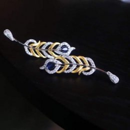 Broche de zafiro con esplendor emplumado