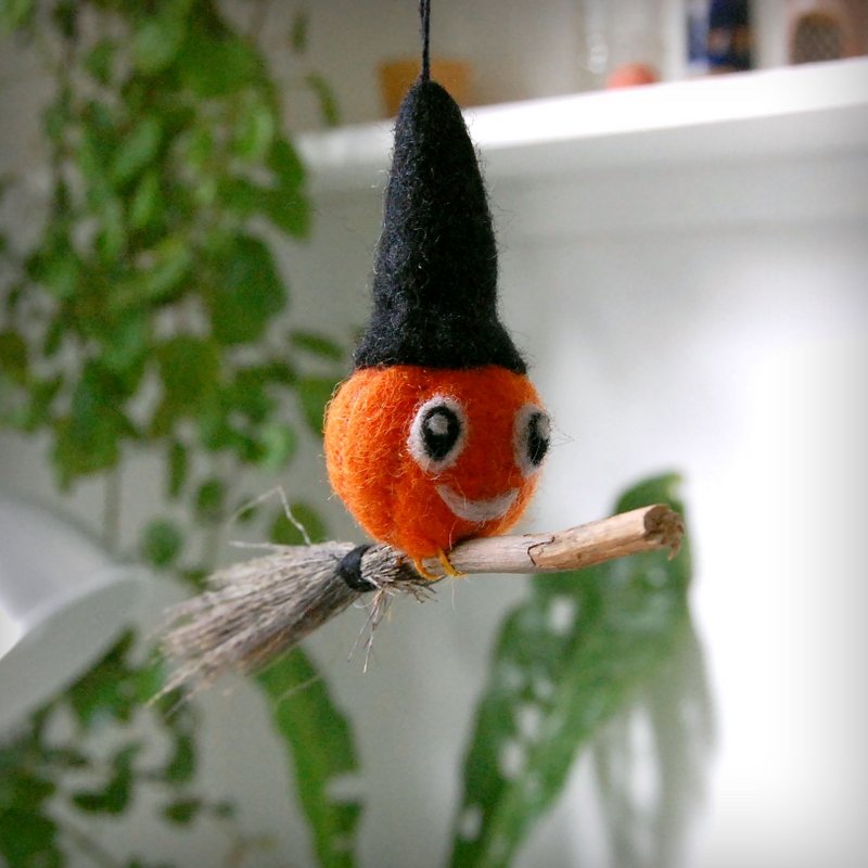 Håndlavet hængende filt flyvende græskar biologisk nedbrydelig Halloween dekoration