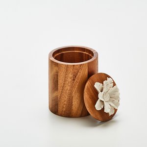 Holzkiste und Porzellanblume - TIBU-S