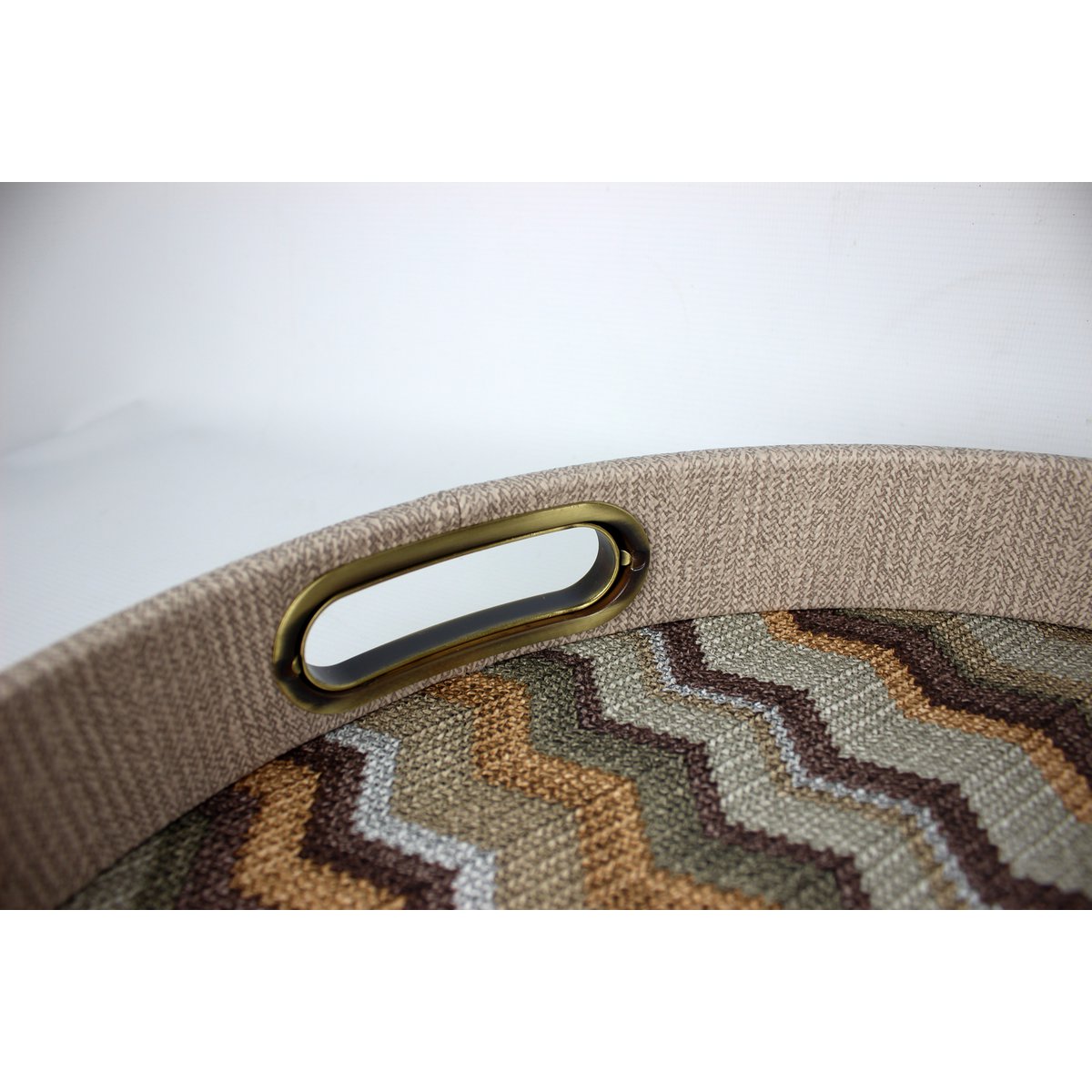 Rond bruin dienblad met zigzagpatroon met messing handgrepen