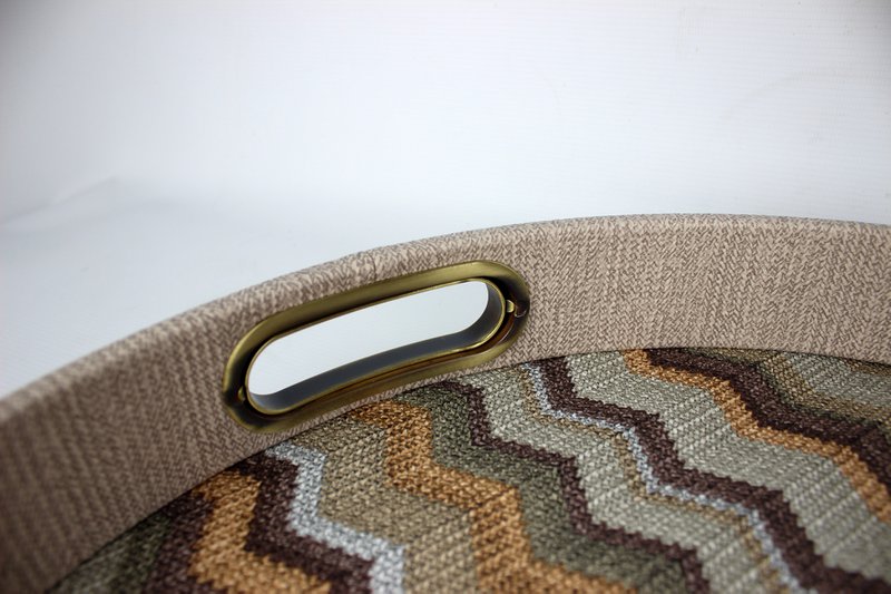 Rond bruin dienblad met zigzagpatroon met messing handgrepen