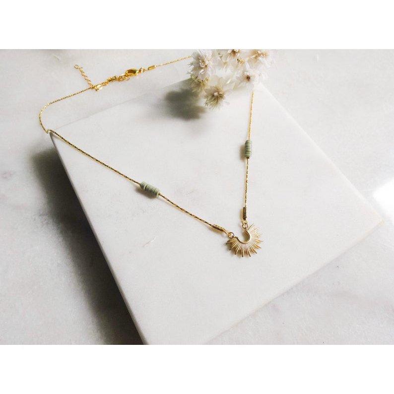 Litha halskæde, khaki solguld choker, mat guld og pailletter
