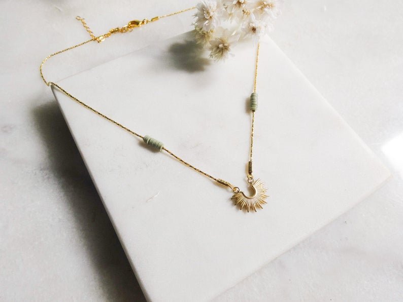 Litha halskæde, khaki solguld choker, mat guld og pailletter
