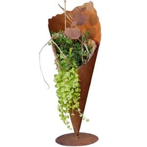 Rostdeko Pflanztüte auf Bodenplatte | Edelrost Gartendeko Pflanzvase aus Metall