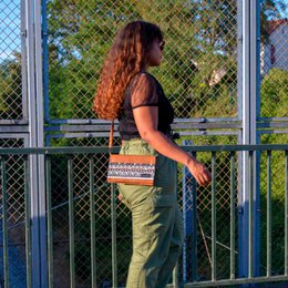 Karamellbraune Handtasche - Schwarz-Weißes Muster