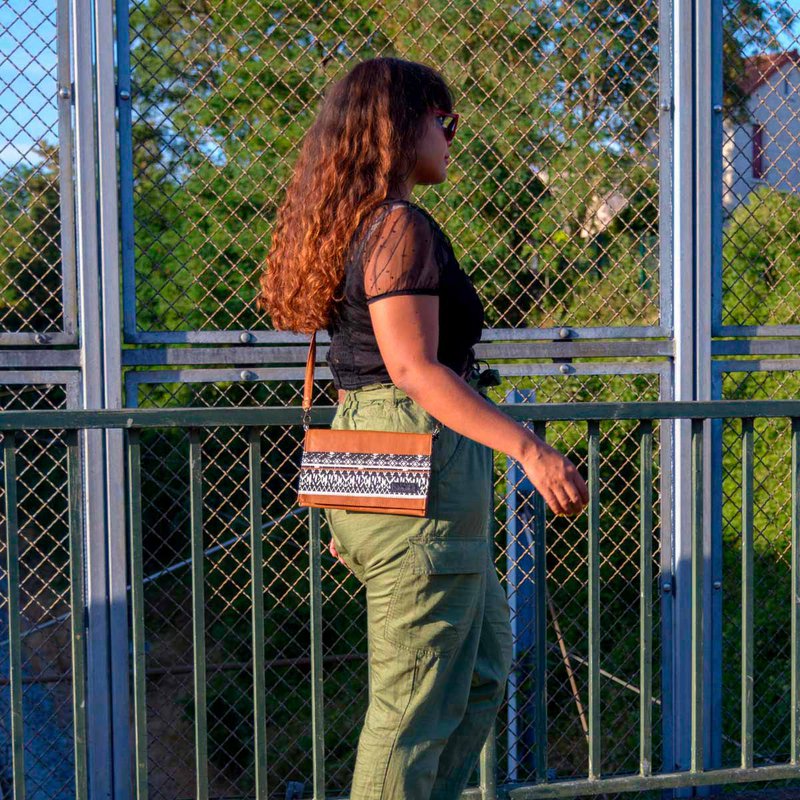 Karamellbraune Handtasche - Schwarz-Weißes Muster