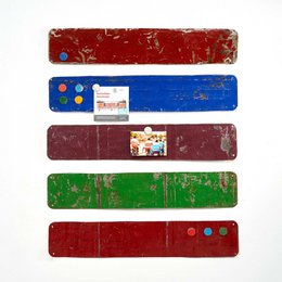 Magnette bord gemaakt van gerecyclede olievaten met 5 kleurrijke magneten 80 cm * 15 cm