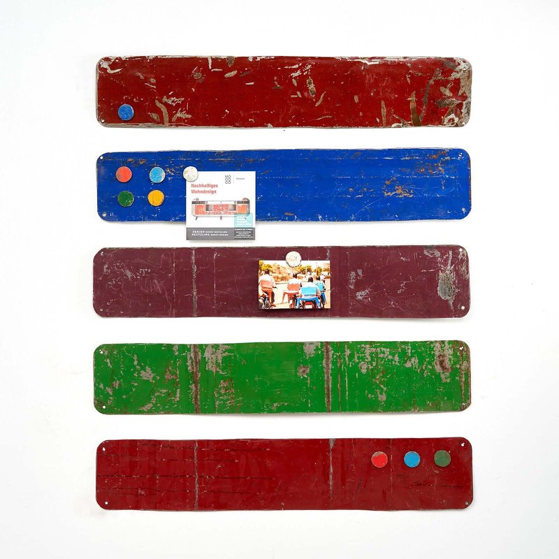 Magnette bord gemaakt van gerecyclede olievaten met 5 kleurrijke magneten 80 cm * 15 cm