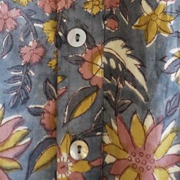 Damebluse i bomuld med "Mel"-tryk