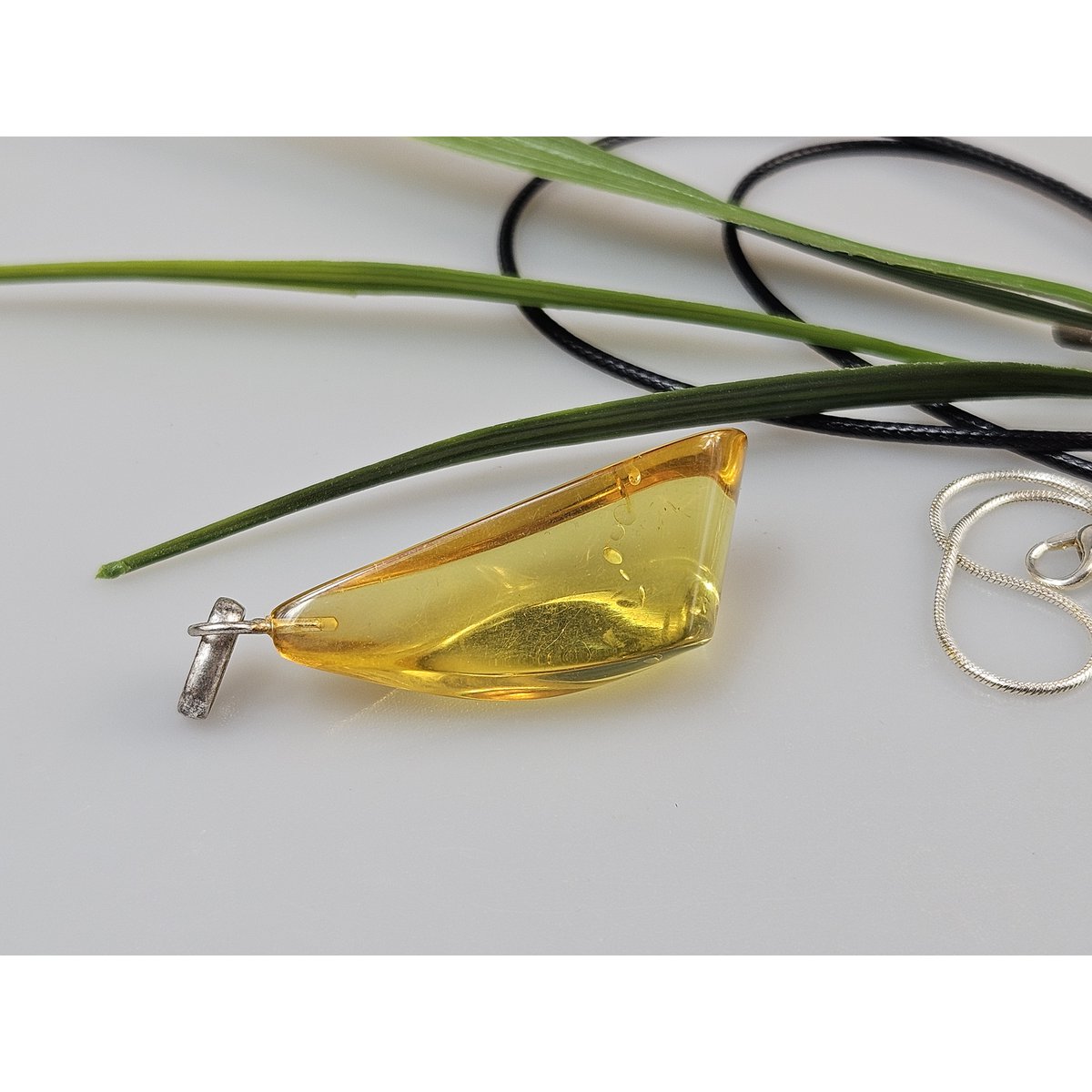 Bernsteinanhänger. Gelber Bernstein. Zertifizierter Bernsteinschmuck. Bernstein-Cabochon. Bernsteinanhänger aus Sterlingsilber